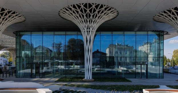 W Lublinie zakończyła się ewakuacja Dworca Lublin. Pojazdy komunikacji miejskiej wracają na podstawowe trasy i będą obsługiwać pasażerów z przystanków na dworcu.